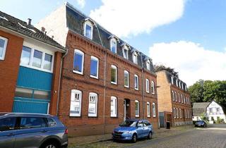 Wohnung kaufen in 24768 Rendsburg, RENDSBURG-EIDERNÄHE: Renovierungsbedürftige und bezugsfreie 3-Zimmer-Altbauwohnung mit Balkon