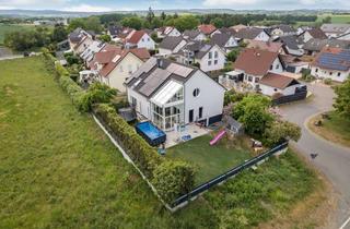 Haus kaufen in 35516 Münzenberg, Exklusives Wohnen! Traumhaus mit großem Garten, PV-Anlage, großer Doppelgarage und Homeofficeplatz!