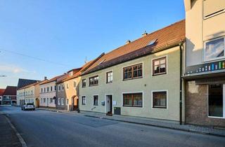 Haus kaufen in 94333 Geiselhöring, Stabile Mieteinnahmen & Ausbauoption: MFH mit Praxis in Zentrumslage