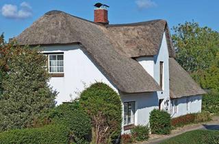 Haus kaufen in 25938 Oevenum, Zeitzeuge mit Potenzial - Kapitänshaus unter Reet