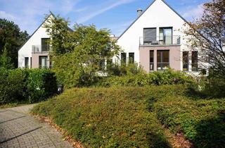 Wohnung kaufen in 60435 Berkersheim, Hochwertige 3,5-Zimmer-Dachgeschosswohnung mit Taunusblick, ausgebautem Spitzboden, 3 Außenbereiche