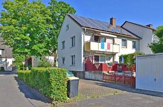 Haus kaufen in 34225 Baunatal, Baunatal - Zweifamilienhaus mit frei werdender Wohnung in zentraler Lage von Altenbauna