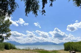Wohnung kaufen in Am Anger, 83358 Seebruck, Wohntraum mit See- und Bergblick: 3-Zi.-DG-Wohnung am Chiemsee, 5 Min. zum Ufer