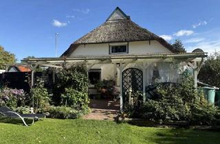 Haus kaufen in Atenser Allee 107, 26954 Nordenham, Charmantes Reetdachhaus mit großem Grundstück und modernisierten Innenbereich