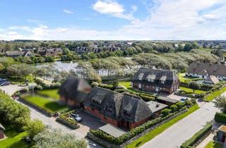 Doppelhaushälfte kaufen in 25996 Wenningstedt-Braderup, Seltene Gelegenheit: Zwei Hausteile unter Reet in bester Lage von Wenningstedt am Dorfteich