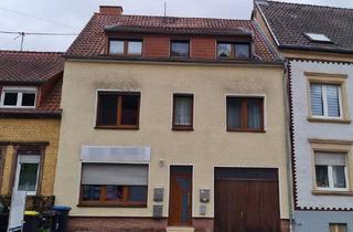 Haus kaufen in 66333 Völklingen, Völklingen - Drei Familienhaus mit Garten in Vk-Ludweiler zu verkaufen