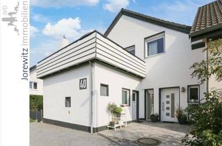 Doppelhaushälfte kaufen in 32584 Löhne, Löhne-Mennighüffen: Großzügige und sanierte DHH mit kleinem Garten, sonniger Dachterrasse und EBK