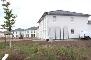 Haus mieten in Zum Feldrain, 15732 Schulzendorf, Erstbezug: 4-Zimmer-Doppelhaushälfte, 400 m² Garten, 2 Stellplätze, KfW‑Effizienz in Schulzendorf