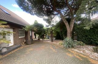 Villa kaufen in 50259 Pulheim, Alleinstehende Villa mit beheizbarem Aussenpool durch Wärmepumpe