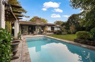 Haus kaufen in 63263 Neu-Isenburg, Neu-Isenburg - Wohnen mit direktem Waldzugang: Freistehender Bungalow mit Pool und großzügigem Grundriss