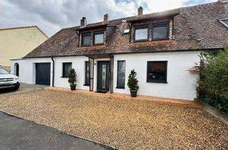 Einfamilienhaus kaufen in 97464 Niederwerrn, Niederwerrn - Modern ausgestattete, helle Doppelhaushälfte, 2020 weitgehend saniert!