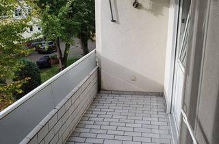 Wohnung mieten in Madenburgstraße, 67122 Altrip, Gepflegte 3-Raumwohnung mit zusätzl. Dachzimmer, Balkon, Kellerraum und Garage
