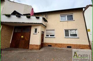 Haus kaufen in 68753 Waghäusel, Zweifamilienhaus mit Garage, überbauter Einfahrt und Nebengebäuden auf 819 m² Grundstück