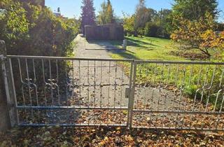 Grundstück zu kaufen in 14943 Luckenwalde, Erschlossenes, 880 qm großes Baugrundstück, mit kleinem Wohnhaus, in Luckenwalde zu verkaufen.