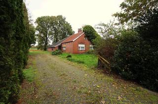 Haus kaufen in 26810 Westoverledingen, Sanierbedürftiges Fehnhaus in Kanallage mit Blick auf Wiesen und Felder!