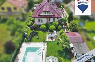 Villa kaufen in 14513 Teltow, 300 m² Wohn-/Nutzfläche - stilvolle Villa mit Pool und Sauna in Waldrandlage vor den Toren Berlins