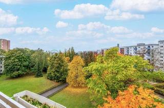 Wohnung kaufen in 12279 Marienfelde (Tempelhof), Bezugsfrei: Schöne Dachgeschosswohnung in Grünlage auf weitläufigem Grundstück & Aufzug