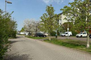 Wohnung kaufen in 06184 Kabelsketal, Zwei leerstehende ETW mit 5,5 % Renditepotenzial – Aufzug, Balkon, Stellplätze im MFH von 1996