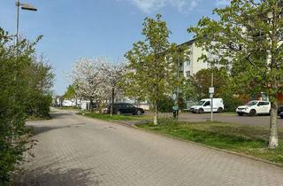 Wohnung kaufen in 06184 Kabelsketal, Zwei leerstehende ETW mit 5,5 % Renditepotenzial – Aufzug, Balkon, Stellplätze im MFH von 1996