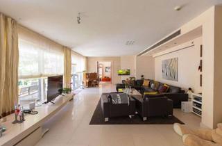 Villa kaufen in 61476 Kronberg, Kronberg! Traumhafte Villa in bester Lage mit Wellness- plus Au-pair Bereich und vielem mehr.