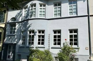 Wohnung kaufen in 26384 Heppens, Villenviertel! Große Altbauwohnung mit Balkon