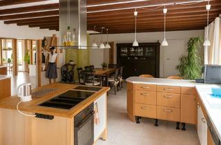 Haus kaufen in 57399 Kirchhundem, Geräumiges Zweifamilienhaus in malerischer Hanglage mit separater Einliegerwohnung.