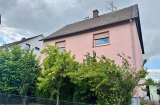 Haus kaufen in 61137 Schöneck, Renovierungsbedürftiges 3-Familienhaus mit guter Substanz am Feldrand in Schöneck