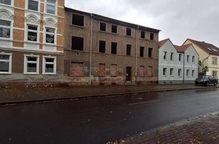 Mehrfamilienhaus kaufen in 39218 Schönebeck, Chance für Investoren – Stark sanierungsbedürftiges Mehrfamilienhaus mit Potenzial in SBK Salzelmen
