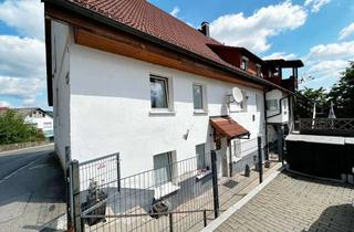 Haus kaufen in 78112 St. Georgen, 3 Familien-Zuhause. 2 Wohnungen sindvermietet. Frei wird große Wohnung mit7 Zimmern auf 159 m².