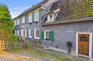 Haus kaufen in 42349 Cronenberg, Wohnen im Grünen: Zweifamilienhaus mit eigenem Wald und vielseitiger Lagerhalle