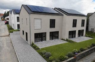 Haus mieten in Burggrumbacher Straße 17, 97294 Unterpleichfeld, Hochwertige Neubau-Doppelhaushälften nahe Würzburg inklusive Einbauküche, Terrasse, Garten