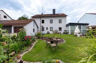 Wohnung kaufen in 85614 Kirchseeon, Renovierungsbedürftige Dachgeschosswohnung in 3 Parteienhaus mit eigenem Garten