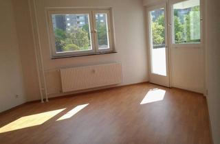 Wohnung mieten in Lipschitzallee 46, 12353 Buckow, Schöne 2,5 Zimmer-Wohnung mit Ausblick auf die Gropiusstadt