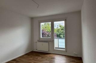 Wohnung mieten in Havelländer Ring 11, 12629 Hellersdorf, Helle Familienwohnung mit Balkon und Wannenbad!