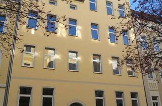 Wohnung mieten in Schönitzstraße, 06110 Lutherplatz, Schöne 2 Zi-Wohnung mit Balkon, Holzdielung, off. Küche und Wannenbad in der südl. Innenstadt