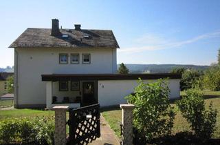 Haus kaufen in 95119 Naila, Naila - Zweifamilienhaus mit großem Garten, 3 Garagen und viel Potenzial