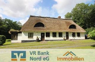 Haus kaufen in 24999 Wees, Traumhaftes Reetdachanwesen in idyllischer Lage unmittelbar am Waldrand