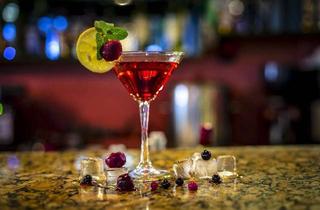 Gewerbeimmobilie mieten in Görlitzer-Park, 10997 Kreuzberg, Ein Ort – drei Welten: Café, Bar & Eventloft mit Blick auf den Görlitzer Park