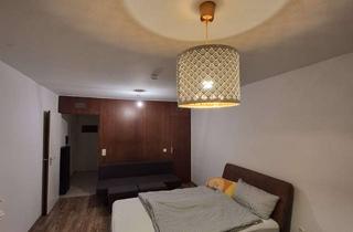 Wohnung mieten in Paul-Gossen-Straße 34, 91052 Erlangen, Top Lage Uni und Siemens 450 € - 25 m² - 1.0 Zi. mit Bett, Schreibtisch, Sofa und Küche ab sofort