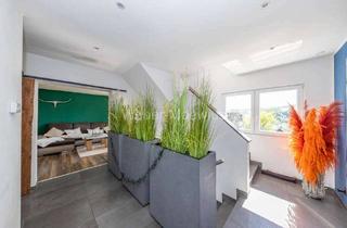 Haus kaufen in 51491 Overath, Schickes Eigenheim mit Einliegerwohnung, Doppelgarage, Terrasse und zwei Balkonen