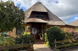 Einfamilienhaus kaufen in 25712 Burg, Burg (Dithmarschen) - Gemütlich-modernes Reetdachhaus mit traditionellem Flair