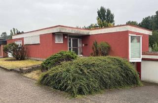 Haus kaufen in Willi-Graf-Straße, 66386 St. Ingbert, Geräumiger Bungalow mit sieben Zimmern und großer Gartenfläche