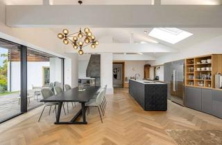 Haus kaufen in 82541 Münsing, Chalet meets Purismus: Landhaus-Juwel mit Fernblick und Gästewohnung in Seenähe