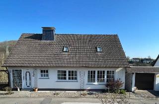 Haus kaufen in 57413 Finnentrop, Finnentrop - Renovierungsbedürftiges Einfamilienwohnhaus mit Einliegerwohnung