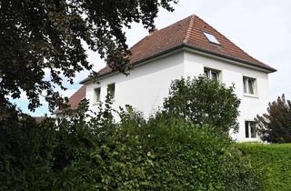 Haus kaufen in 59590 Geseke, Fast wie ein eigenes Haus, Wohnung (108 qm) + Ausbaupotential 42 qm. Mit Balkon und eigenem Eingang!