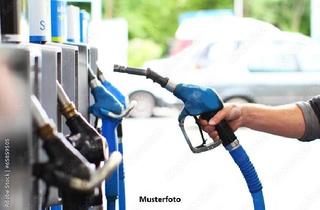 Garagen kaufen in 80686 München, Grundstück, bebaut mit einer Tankstelle