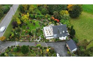 Einfamilienhaus kaufen in Steinacker, 51674 Wiehl, gepflegtes Einfamilienhaus mit 3 Garagen und liebevoll gestaltetem Gartengrundstück