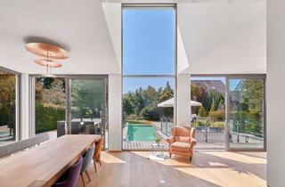 Villa kaufen in 82166 Gräfelfing, Herausragendes Design im Bauhausstil: Exklusive Familienvilla von 2017 mit Pool, Wärmepumpe und PV