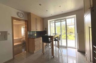 Haus kaufen in 34308 Bad Emstal, Zweifamilienhaus in Bad Emstal mit 222 m², moderne Heiztechnik und ein idyllischer Garten.