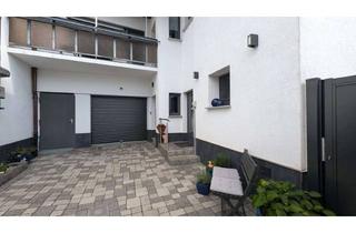 Haus kaufen in 68799 Reilingen, Schicke Immobilie mit zwei abgeschlossenen Wohneinheiten.